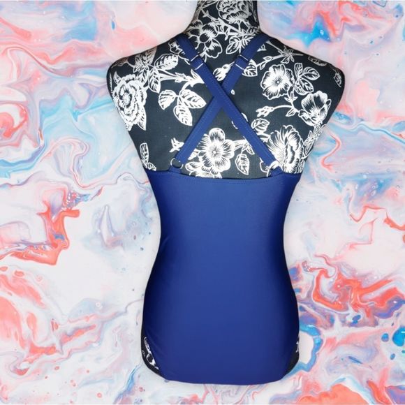 One Piece Swimsuit W/ Cutout, rushed sides and crossed straps NWOT Size Small - Picture 4 of 10